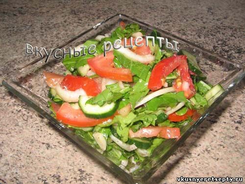 Салат с руколой и помидорами