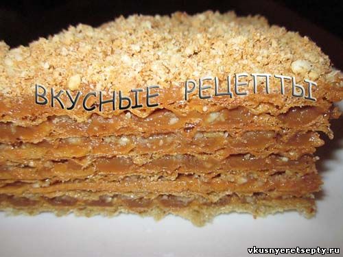 Вафельный торт с вареной сгущенкой, маслом и орехами