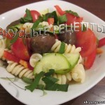 Салат из макарон с овощами