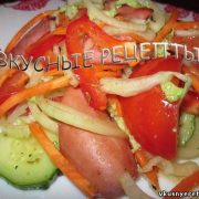 Овощной салат с сосисками
